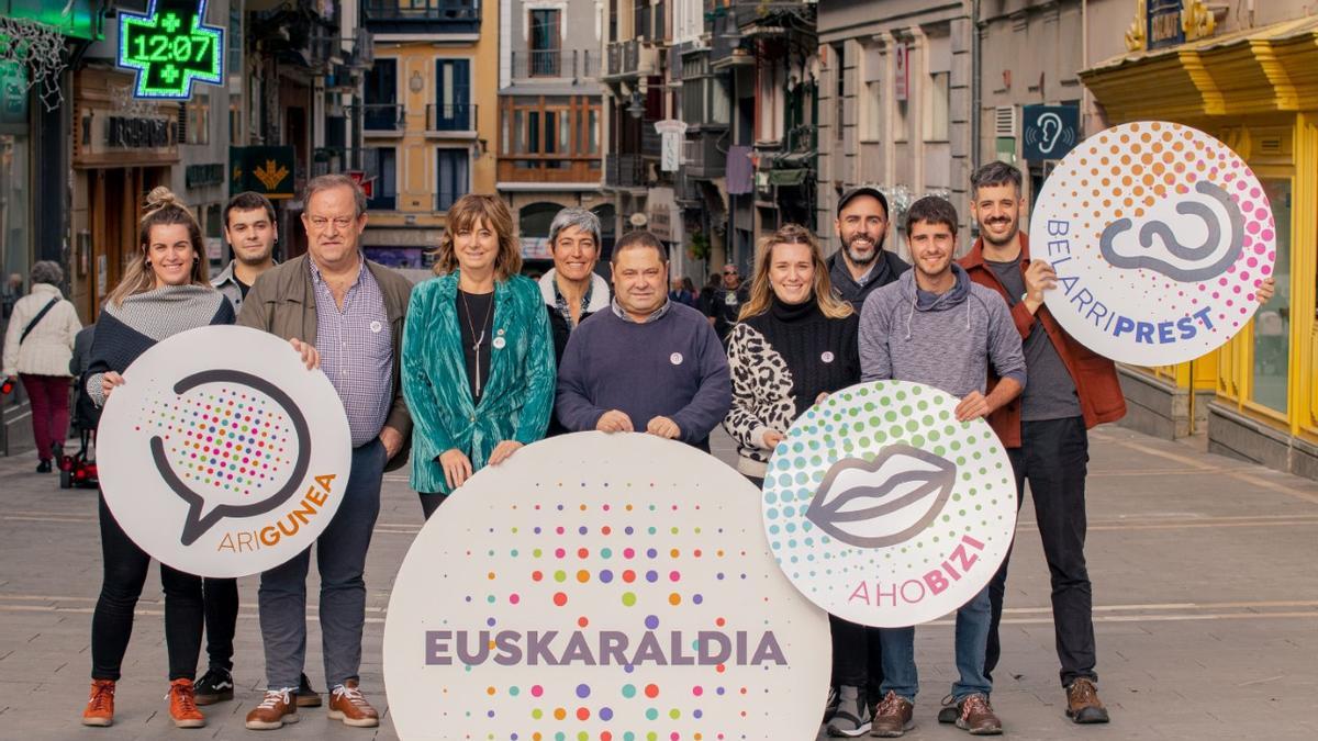 Mikel Arregi, Ana Ollo y Oskar Zapata, en la lectura del manifiesto este mediodía en Iruña