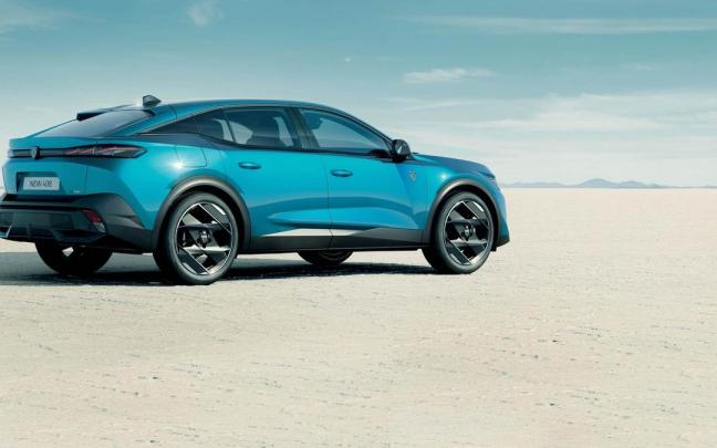 El 408, situado por encima del 308, inaugura un estilo mestizo, de connotaciones SUV y silueta con reminiscencias cupé. El 408, situado por encima del 308, inaugura un estilo mestizo, de connotaciones SUV y silueta con reminiscencias cupé.
