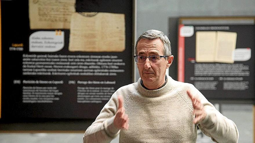 Mikel Iriarte, Parlamentuko artxiboko arduraduna, asteazkenean ospatu zen bisita gidatuan.