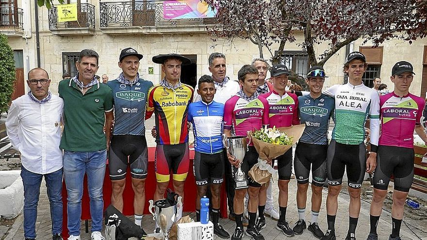 Foto de familia de los corredores mejor clasificados, con Miguel Induráin y Abraham Olano.