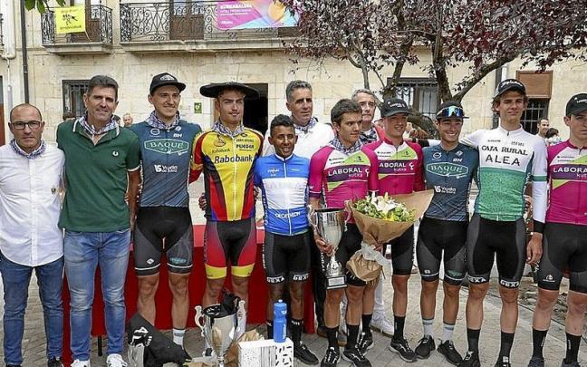 Foto de familia de los corredores mejor clasificados, con Miguel Induráin y Abraham Olano. Foto de familia de los corredores mejor clasificados, con Miguel Induráin y Abraham Olano.