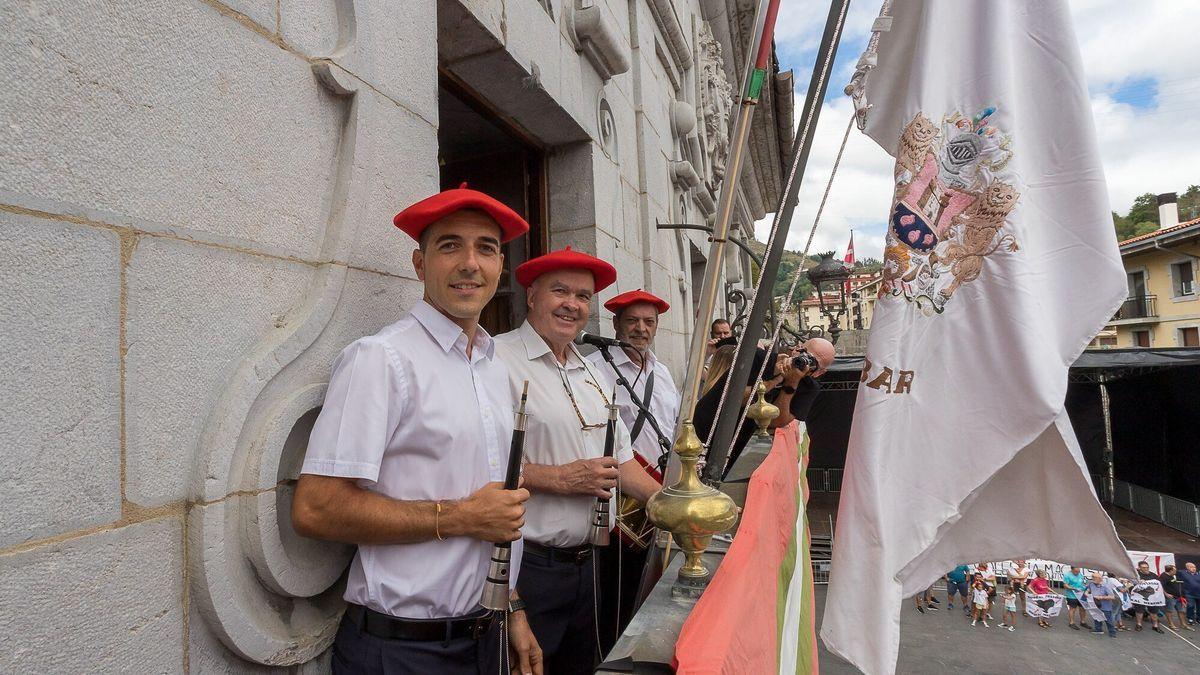 Los dulzaineros de Elgoibar durante el txupinazo de fiestas. | FOTO: N.G.