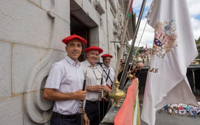 Los dulzaineros de Elgoibar durante el txupinazo de fiestas. | FOTO: N.G.