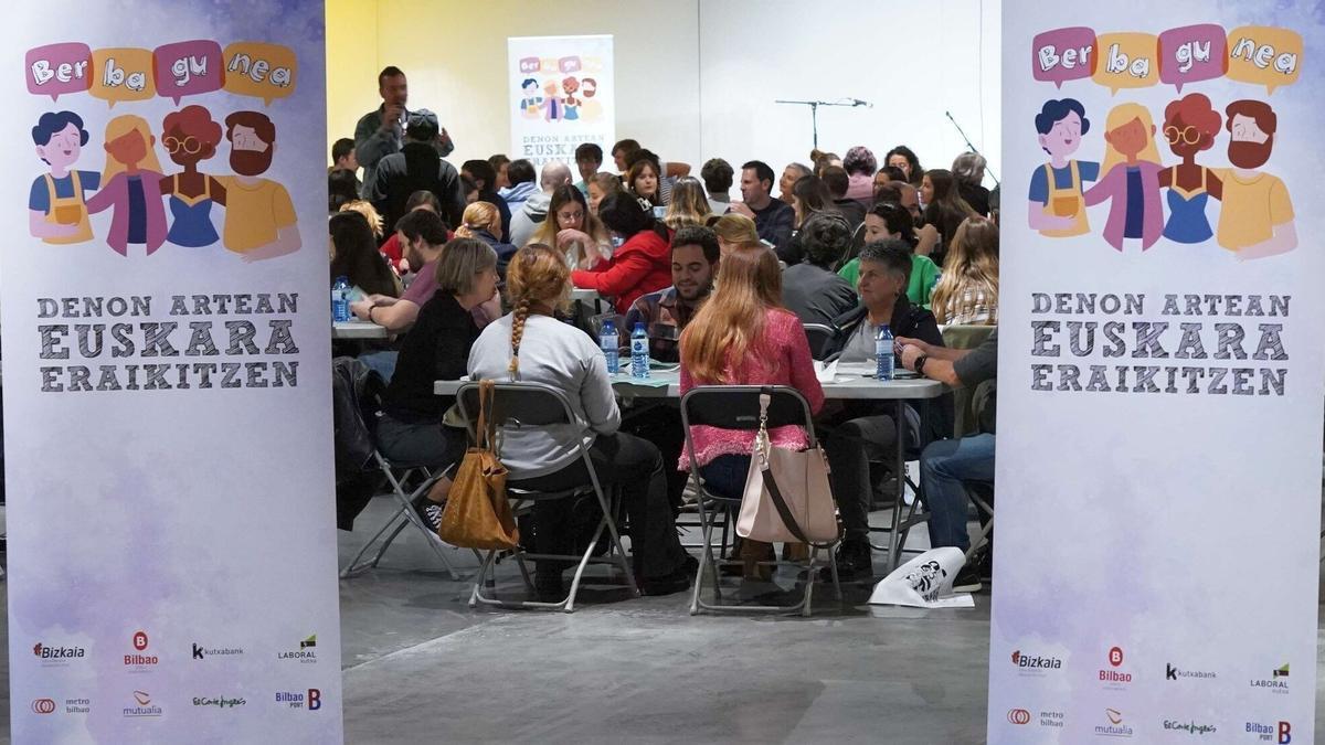 Un millar de personas tomaron parte a lo largo de la jornada de ayer en la novena edición del Berbagune en Azkuna Zentroa de Bilbao.