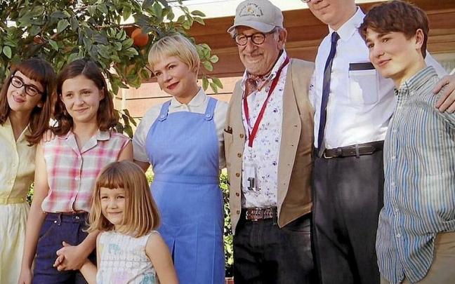 Steven Spielberg con el reparto. | FOTO: UNIVERSAL PICTURES Steven Spielberg con el reparto. | FOTO: UNIVERSAL PICTURES