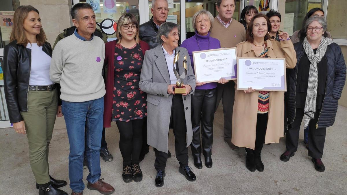 Blanca Estrella, con su reconocimiento, junto a corporativos del Ayuntamiento de Sopela.