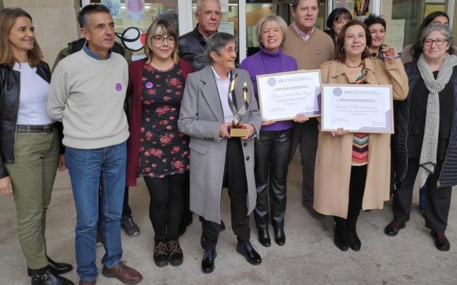 Blanca Estrella, con su reconocimiento, junto a corporativos del Ayuntamiento de Sopela. Blanca Estrella, con su reconocimiento, junto a corporativos del Ayuntamiento de Sopela.