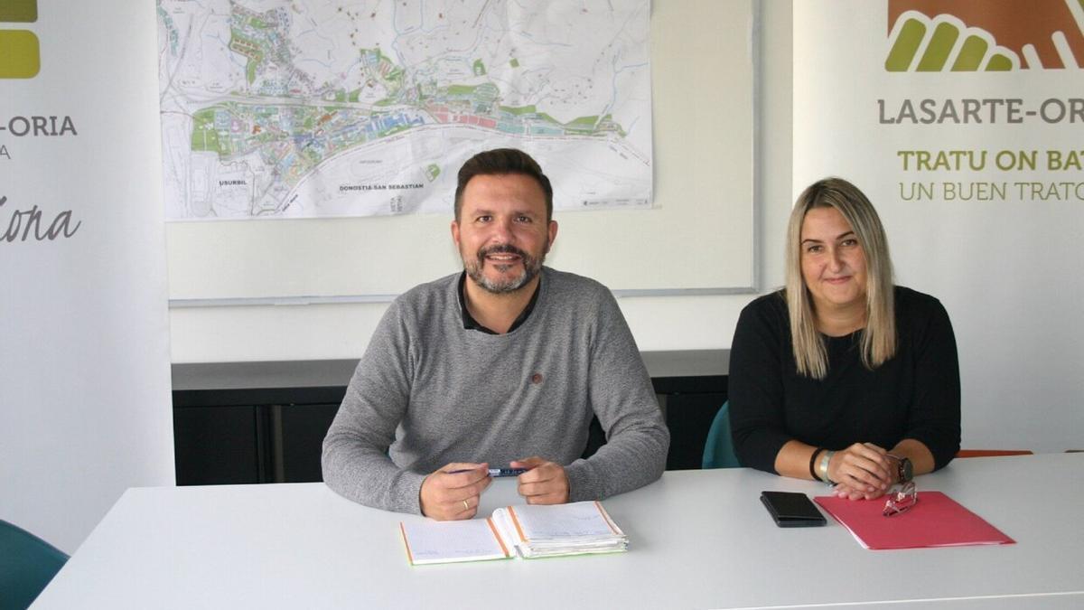 El alcalde, Agustín Valdivia, y la concejala, Nuria Fernández.