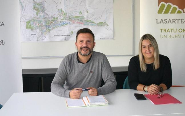 El alcalde, Agustín Valdivia, y la concejala, Nuria Fernández.