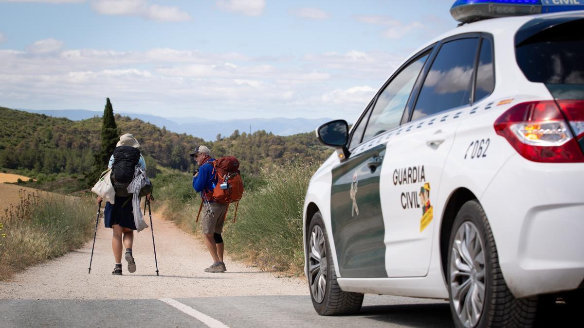 Dos peregrinos realizan el Camino de Santiago, en una imagen de archivo.