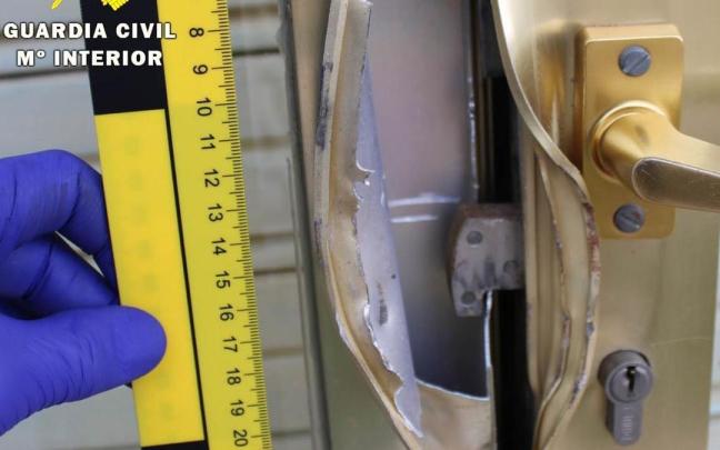 Imagen de una de las cerraduras forzadas
