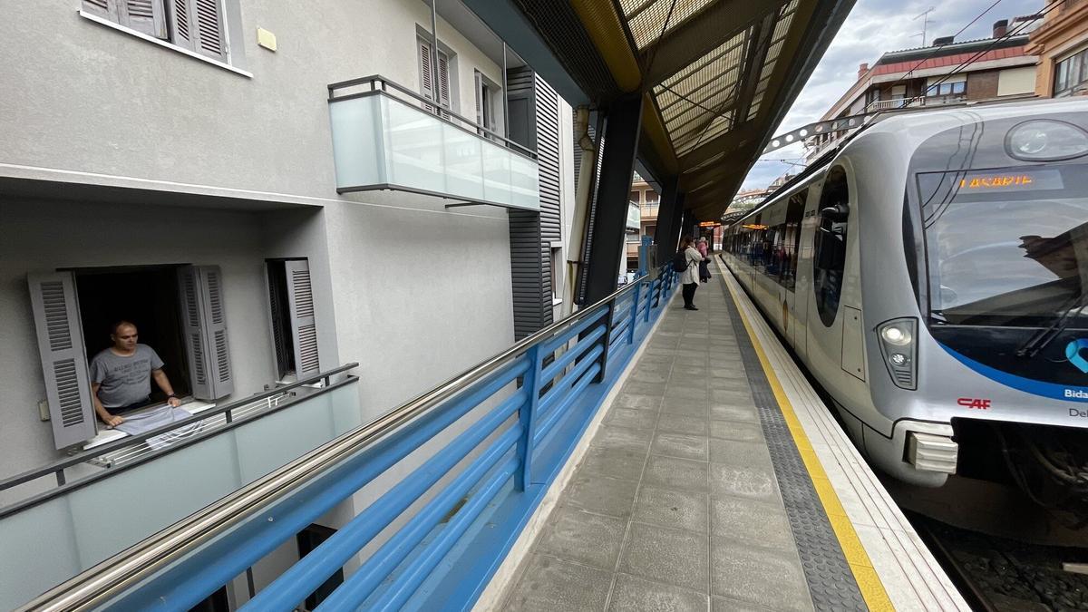 Vecinos con vistas a la estación del Topo