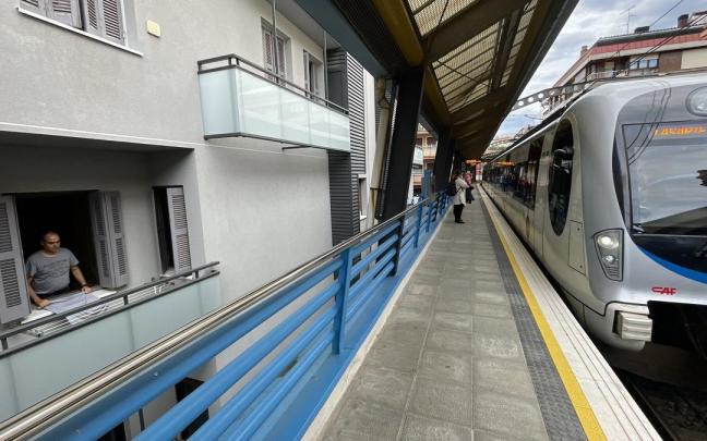Vecinos con vistas a la estación del Topo Vecinos con vistas a la estación del Topo