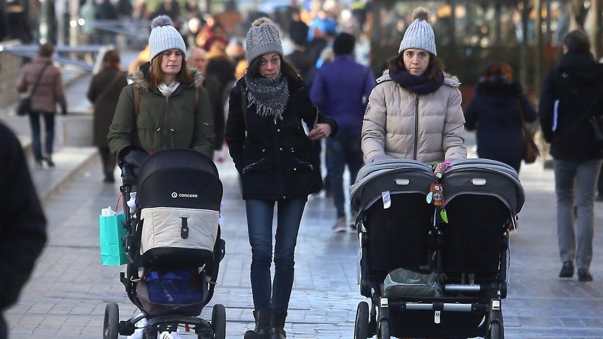 Un grupo de mujeres pasea por el centro de Donostia en una jornada fría