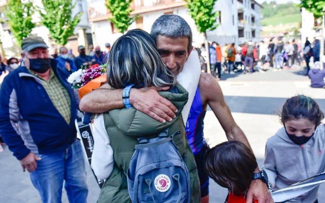 Jokin Lizeaga se abraza a su mujer en la llegada a meta de una prueba anterior.