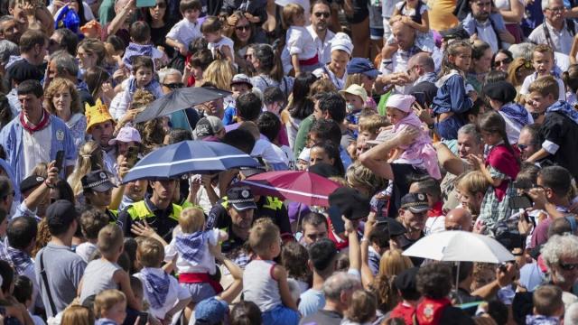 Ambiente festivo en la bajada del Celedon txiki y Edurne