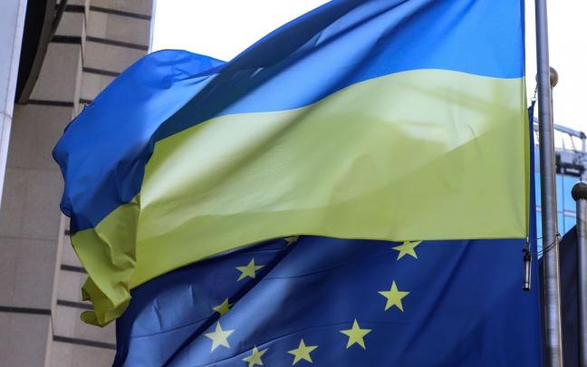 Banderas de Ucrania y de la Unión Europea. Banderas de Ucrania y de la Unión Europea.