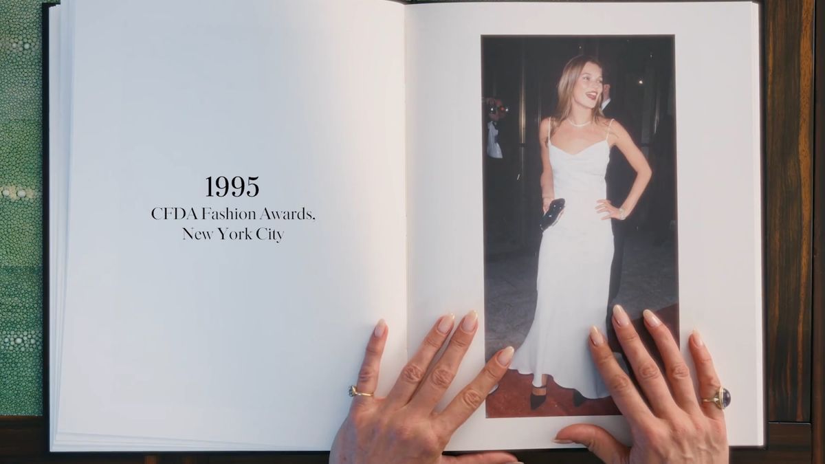 Una captura del vídeo de 'Vogue' muestra a Kate Mosh con la gargantilla que le regalo Jhonny Depp.