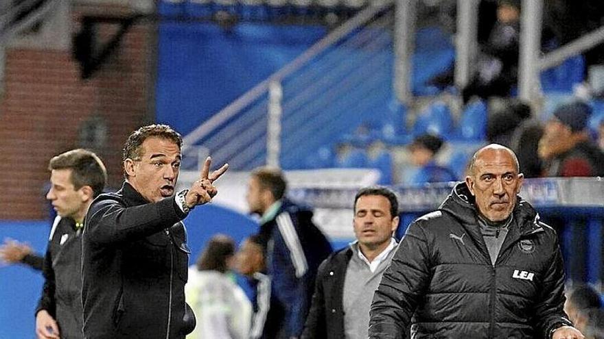 Luis García Plaza da instrucciones a sus jugadores de banquillo. | FOTO: IÑIGO FORONDA