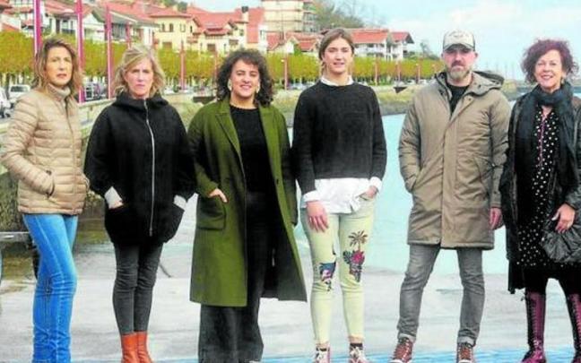 Participantes de la comisi&oacute;n de cultura con las ganadoras Esti Curiel e Ibane Astigarraga.