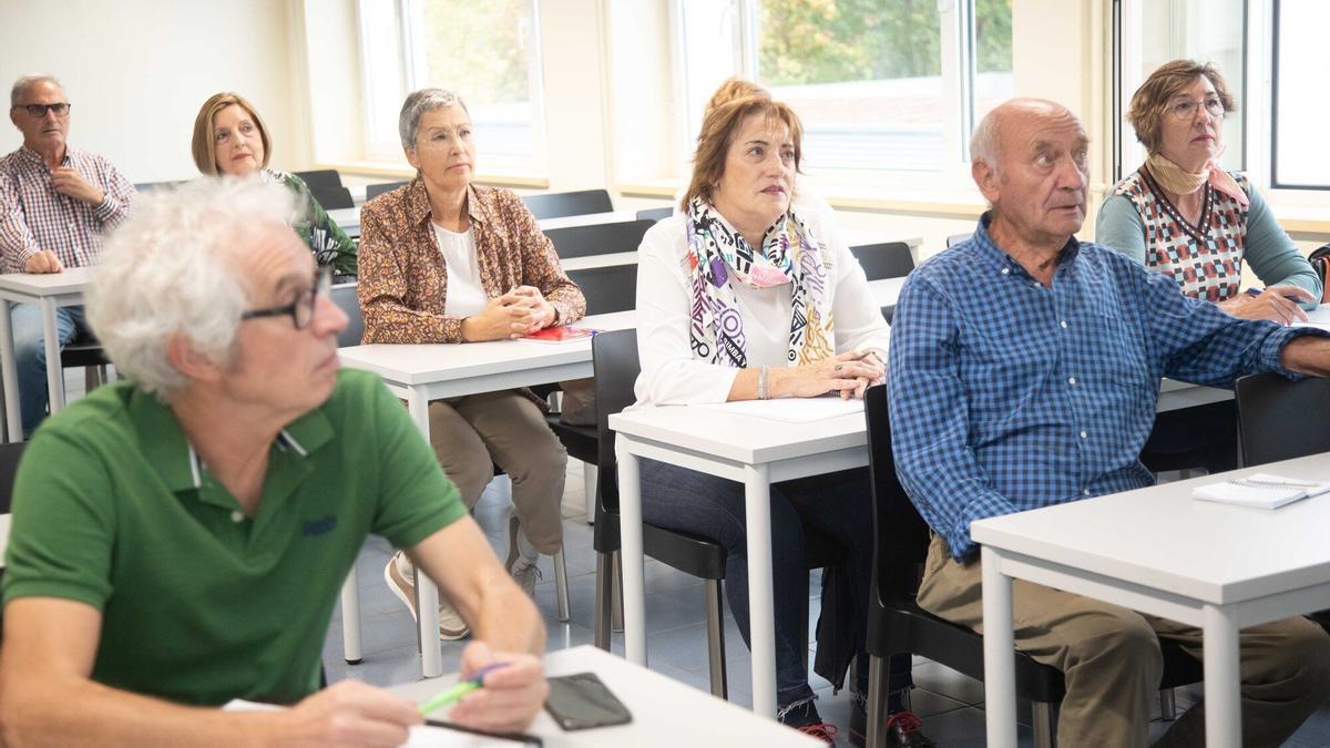 Una clase de las Aulas de la Experiencia