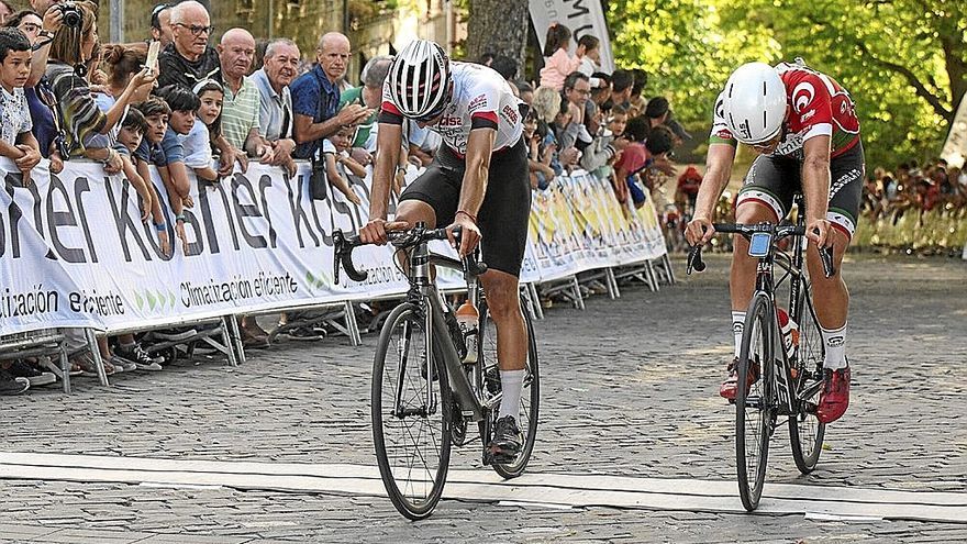 Bernardo Gastón cruza la línea de meta, a la izquierda, sin saber que era el ganador de la vuelta.
