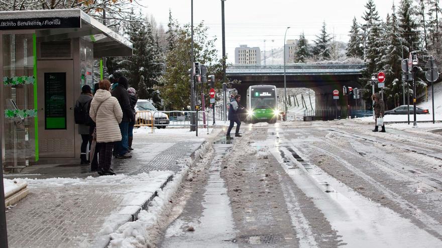 Normalidad en Vitoria tras la primera nevada del invierno