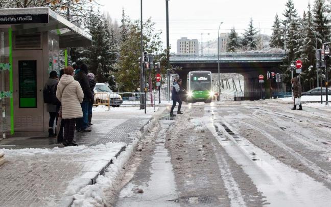 Normalidad en Vitoria tras la primera nevada del invierno