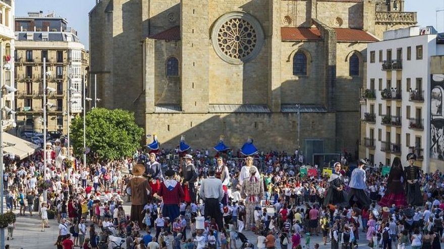 Aste osoko lanaren ostean, atseden hartzeko unea iritsiko zaie gaur erraldoiei, baina hori baino lehen, Agur Erraldoia ekitaldi berezia ospatuko dute gaur Zuloaga plazan.