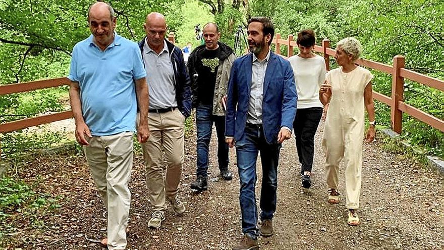 Responsables municipales de Lekeitio, Ispaster, Mendexa, Munitibar o Gizaburuaga, junto al consejero Hurtado. | FOTO: IREKIA