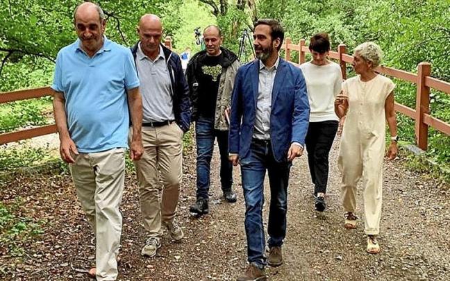 Responsables municipales de Lekeitio, Ispaster, Mendexa, Munitibar o Gizaburuaga, junto al consejero Hurtado. | FOTO: IREKIA