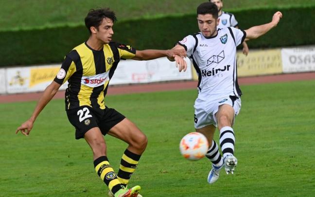 Erlantz Palac&iacute;n intenta una asistencia ante la oposici&oacute;n de Carlos Alonso, del Urduliz.