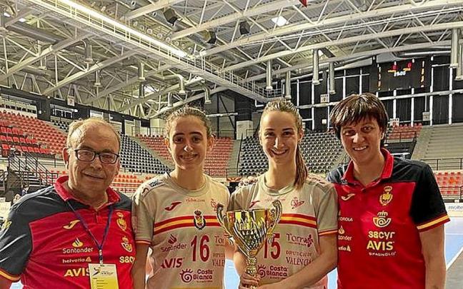 Los alaveses Juan Luis Arnedillo y Rakel Varela posan con la Copa junto a dos jugadoras del Zarautz. | FOTO: DNA