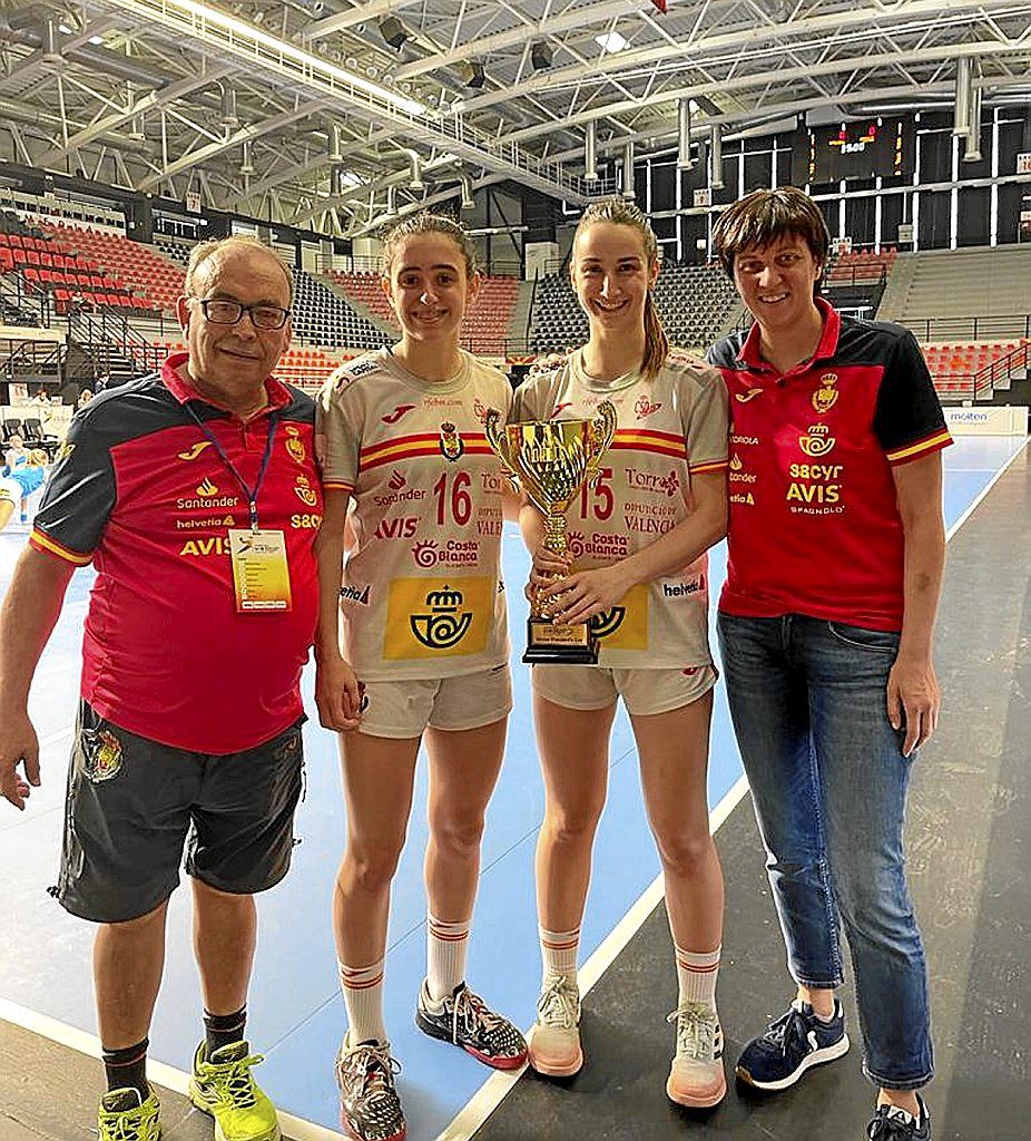 Los alaveses Juan Luis Arnedillo y Rakel Varela posan con la Copa junto a dos jugadoras del Zarautz. | FOTO: DNA