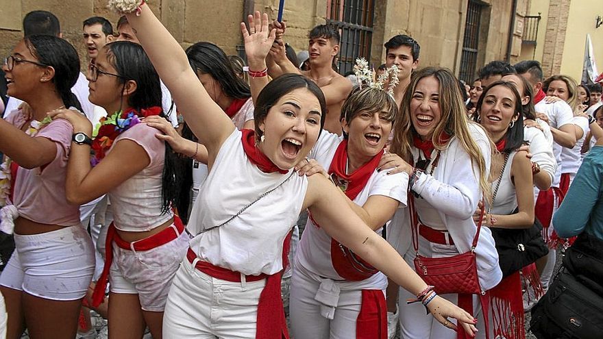 Un grupo de jóvenes instantes después de lanzarse el cohete.