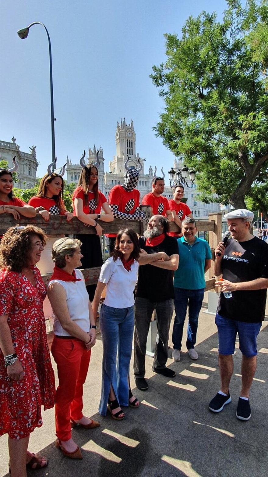 Las concejalas de Pamplona y Madrid, en el acto celebrado el 3 de julio junto al Ayuntamiento madrileño.
