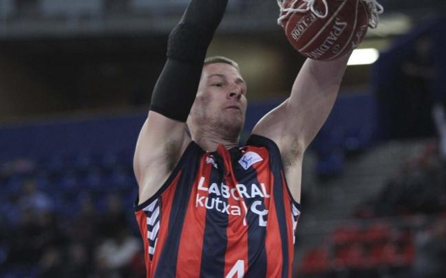 Iverson realiza un mate en un partido con el Baskonia