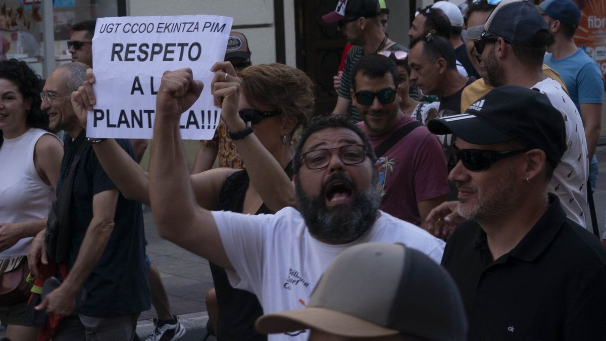 Manifestaci&oacute;n de la plantilla de Mercedes en Vitoria