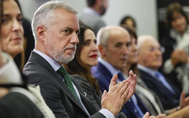 Urkullu aplaude en el acto celebrado en la sede de Gogora Urkullu aplaude en el acto celebrado en la sede de Gogora
