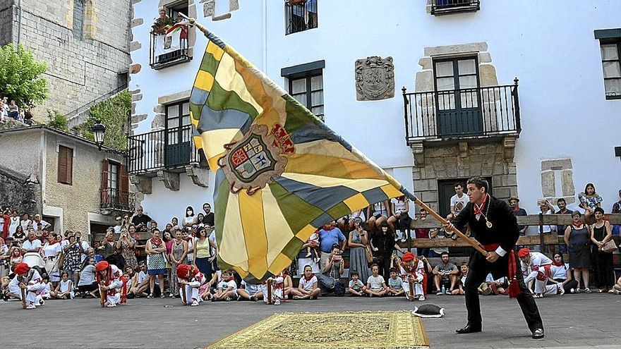 El concejal Nahuel Ibarburi bailó con seguridad la breve Bandera-dantza.