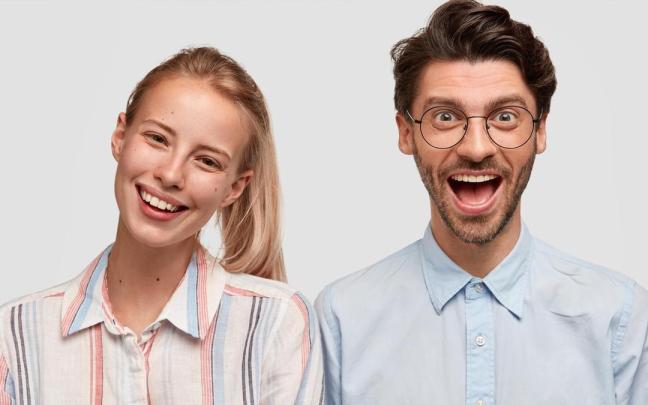 Una mujer y un hombre con las camisas abotonadas en lados opuestos. Una mujer y un hombre con las camisas abotonadas en lados opuestos.