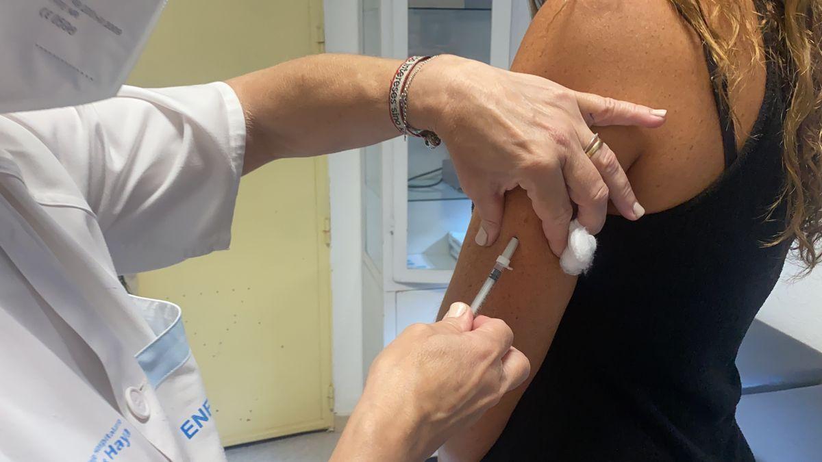 Las farmacéuticas han adaptado sus vacunas a las nuevas variantes de la covid-19.