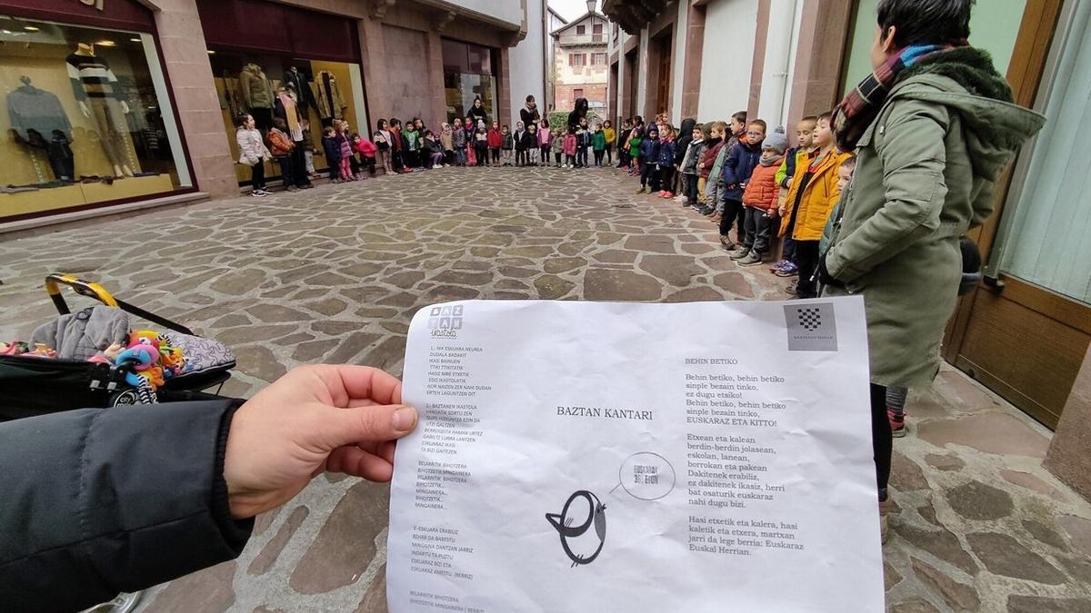 Karrikaz-karrika kantuan ibili ziren ortzirale goizean.