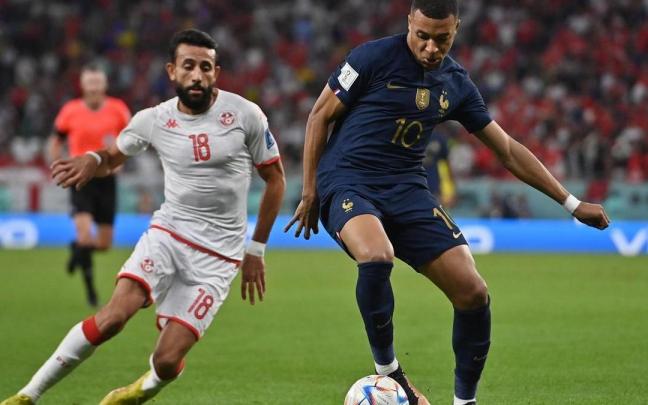 Kylian Mbapp&eacute; protege el bal&oacute;n durante el encuentro.
