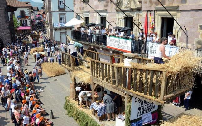 Ziga, el ganador del concurso de carrozas con la trilladora, mostrando todo el trabajo realizado durante las últimas semanas.