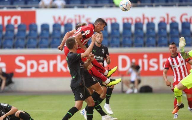 Vivian cabecea ante dos rivales.