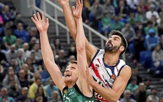 Dani Díez se eleva por encima de Grigonis para atrapar un rebote. | FOTO: EUROLIGA