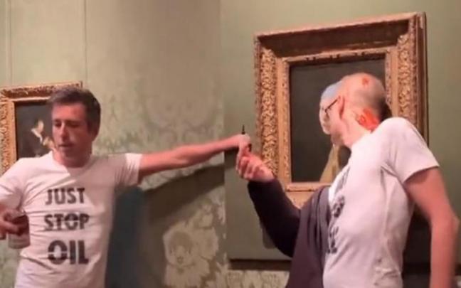 Los activistas, junto a 'La joven de la perla'.