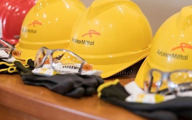 Imagen de archivo de cascos con el logo de ArcelorMittal.