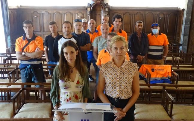 Eva Abuin (Podemos Arrasate) y Maider Morras (EH Bildu), junto a los trabajadores en huelga Eva Abuin (Podemos Arrasate) y Maider Morras (EH Bildu), junto a los trabajadores en huelga